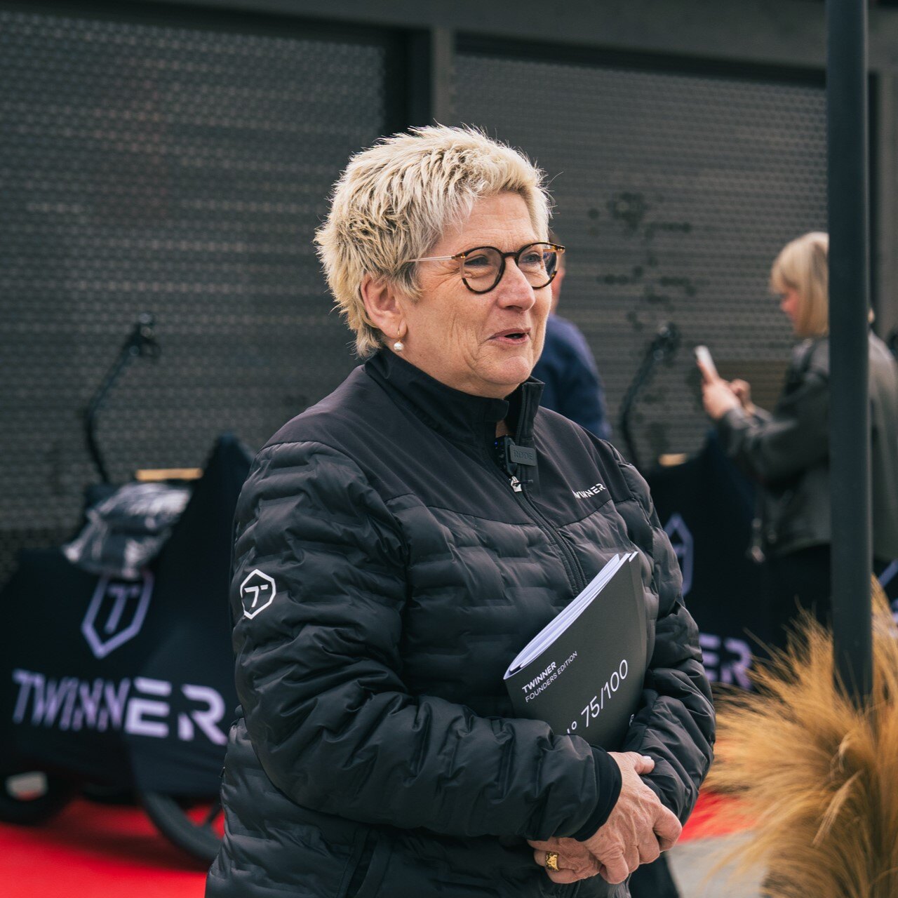 Frau mit nummeriertem Booklet in der Hand